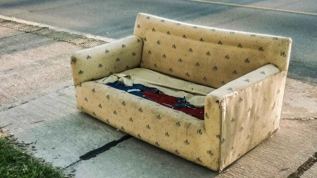 How to Dispose of Couch: 5 Best Ways 1 Old Couch