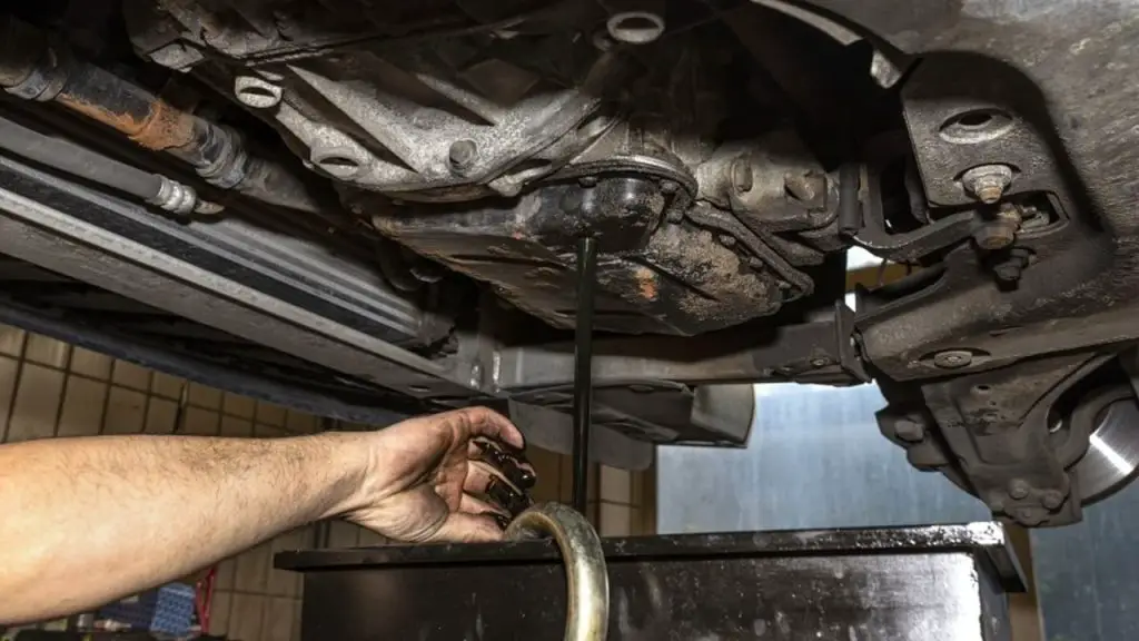Dispose of Motor Oil in 6 Easy Steps 1 Motor Oil changing