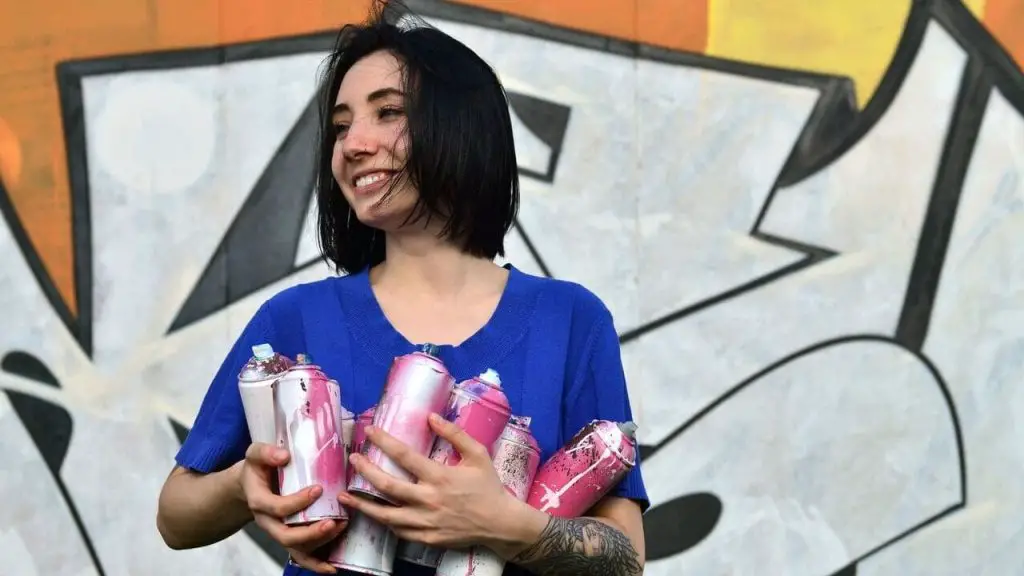 How to Dispose of Spray Paint Cans 2 girl holding Spray Paint