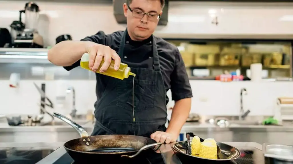 How to Dispose of Oil After Frying: 9 Best Ways 2 cooking