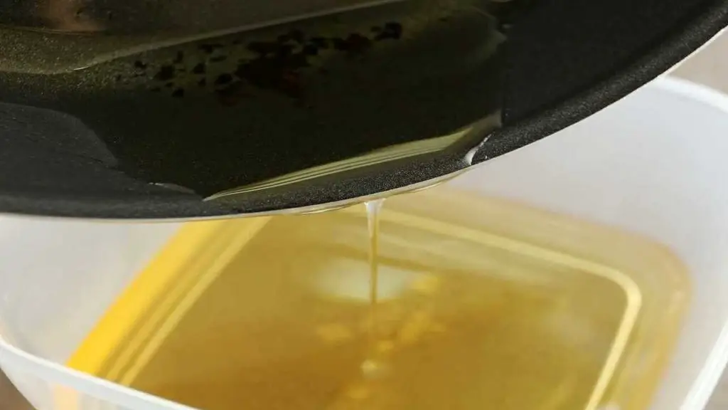 7 Best Ways: How to Dispose of Vegetable Oil 2 vegetable oil