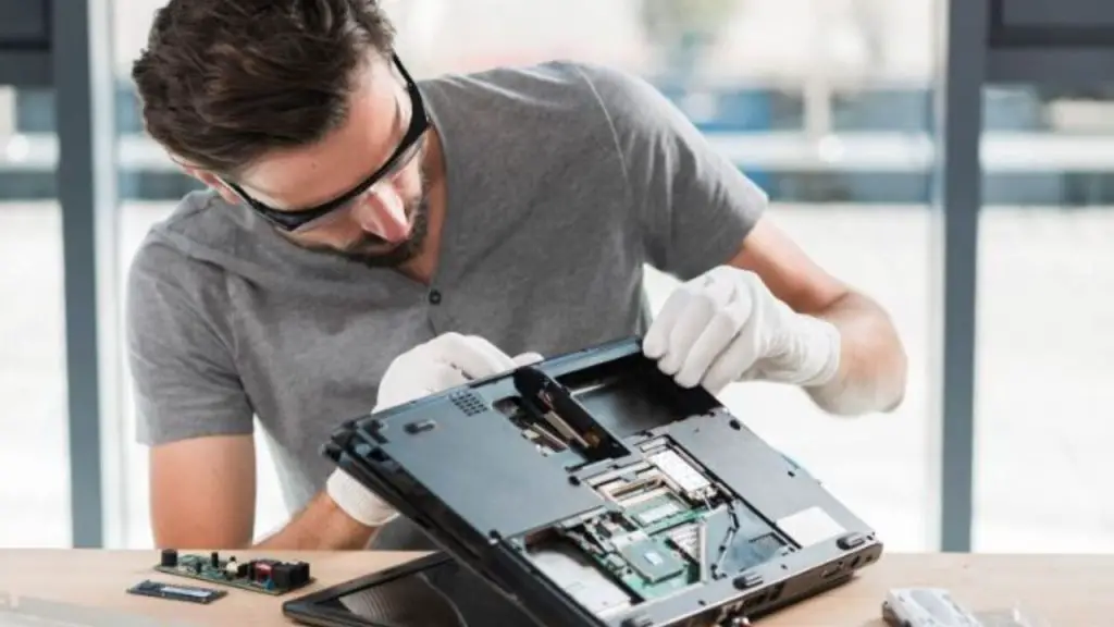 5 Ways To Safely Dispose Of Old Laptop 2 old laptop
