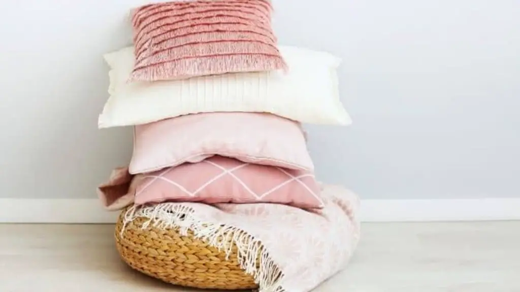 How to Recycle Pillows: 6 Best Ways 2 pillows