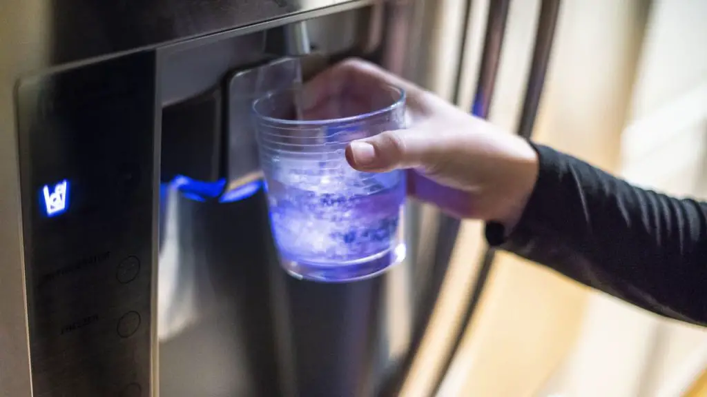 HOW TO DISPOSE OF USED REFRIGERATOR WATER FILTERS: 7 BEST WAYS 1 old fridge