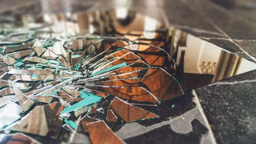 HOW TO DISPOSE OF LARGE MIRRORS 2 Broken mirror