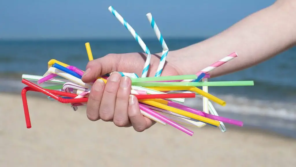HOW TO DISPOSE OF PLASTIC STRAWS 2 bad straws