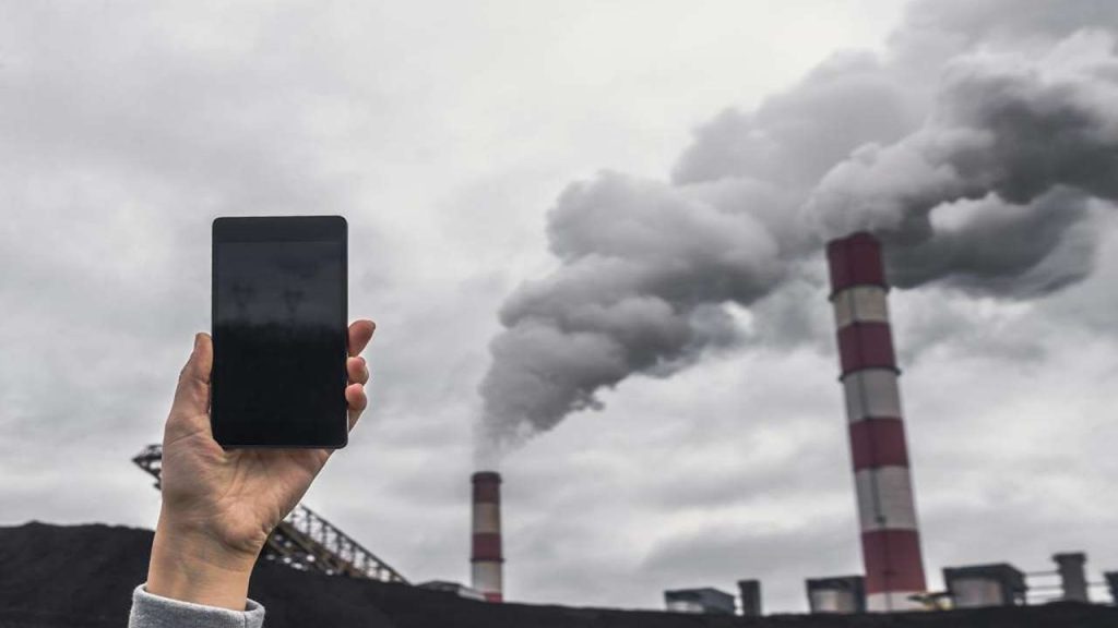 How to Dispose of Old Cell Phones: Top 4 Disposal Methods 2 phone